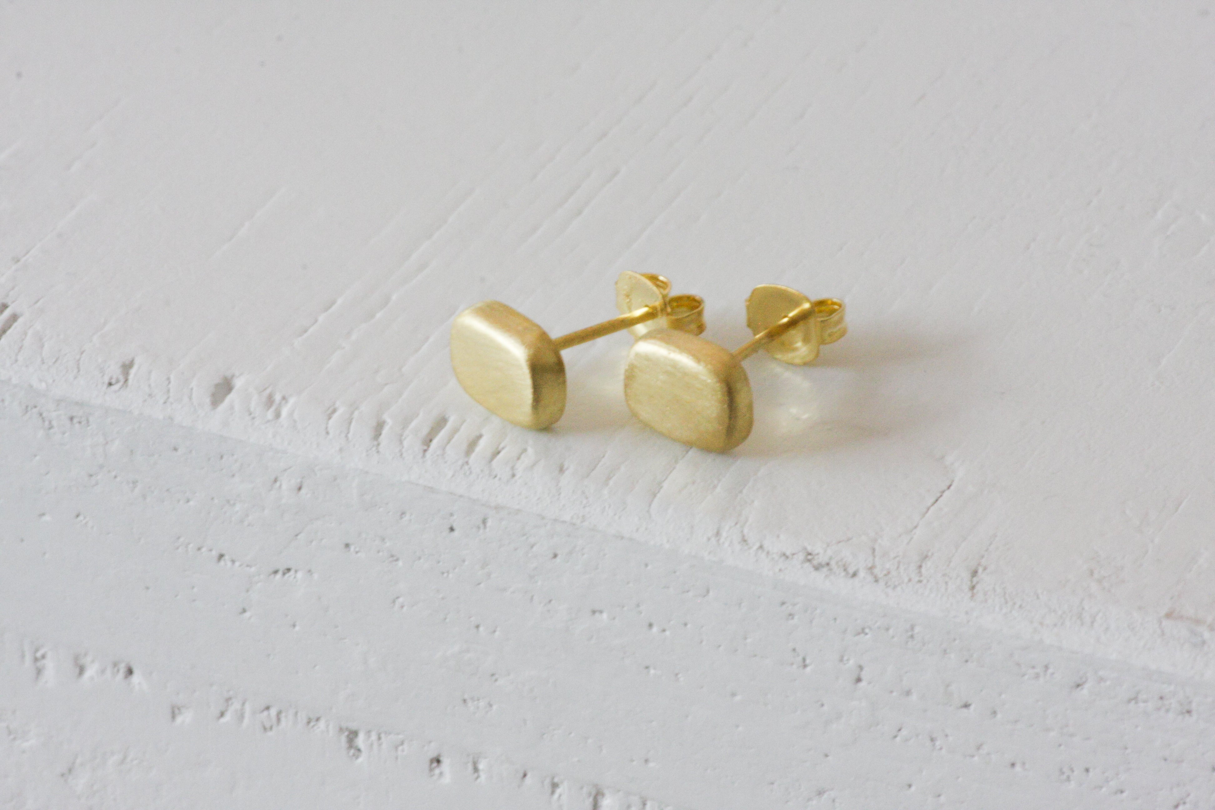 Rounded square shape earrings