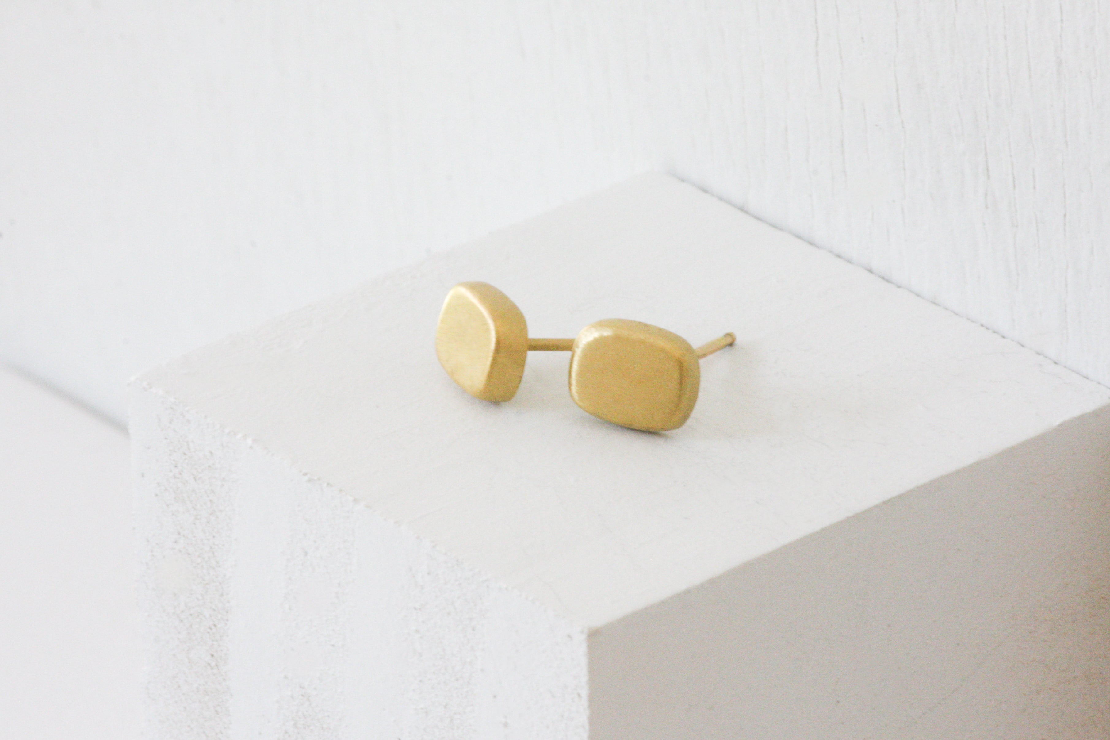 Rounded square shape earrings