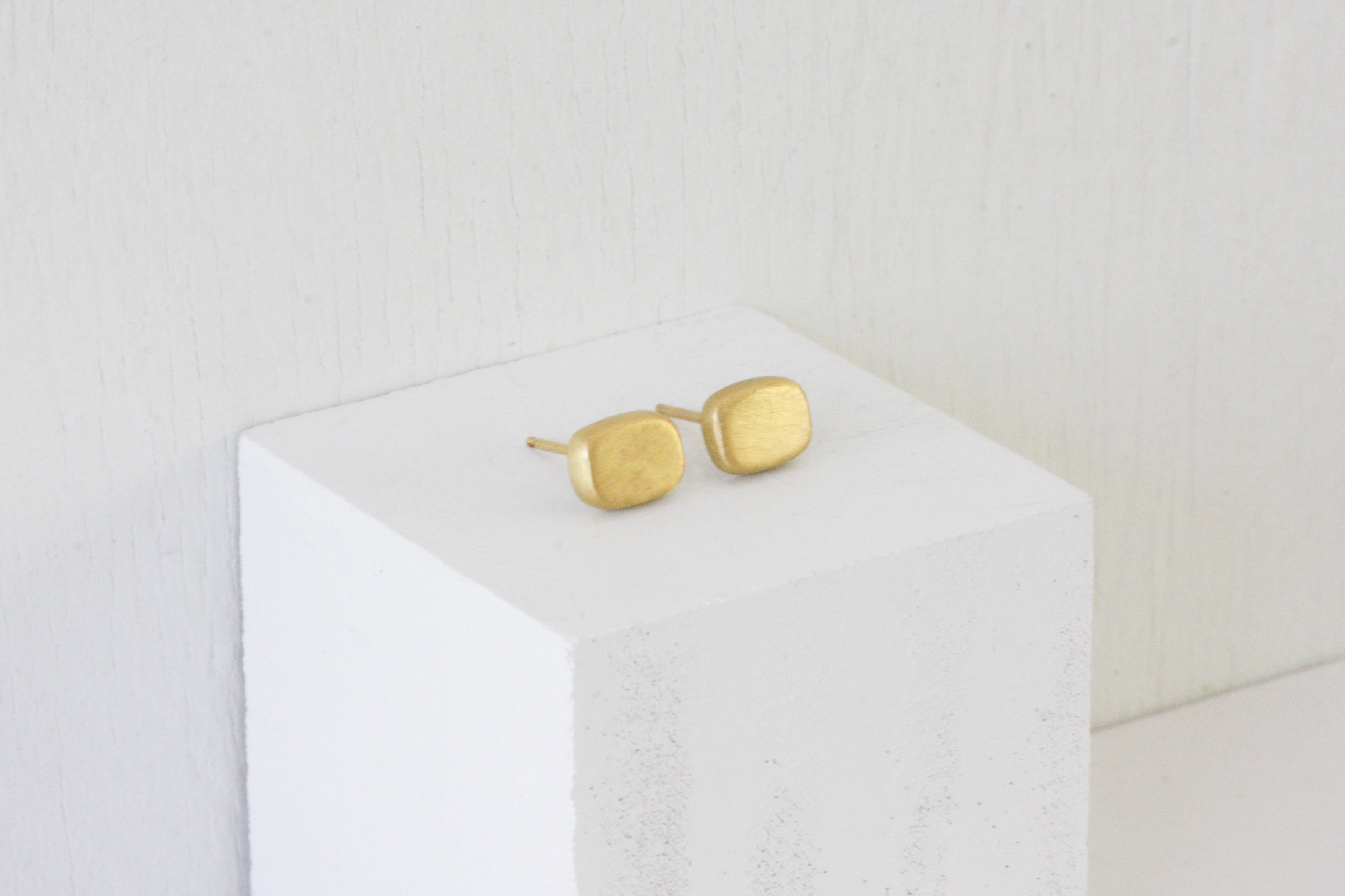Rounded square shape earrings