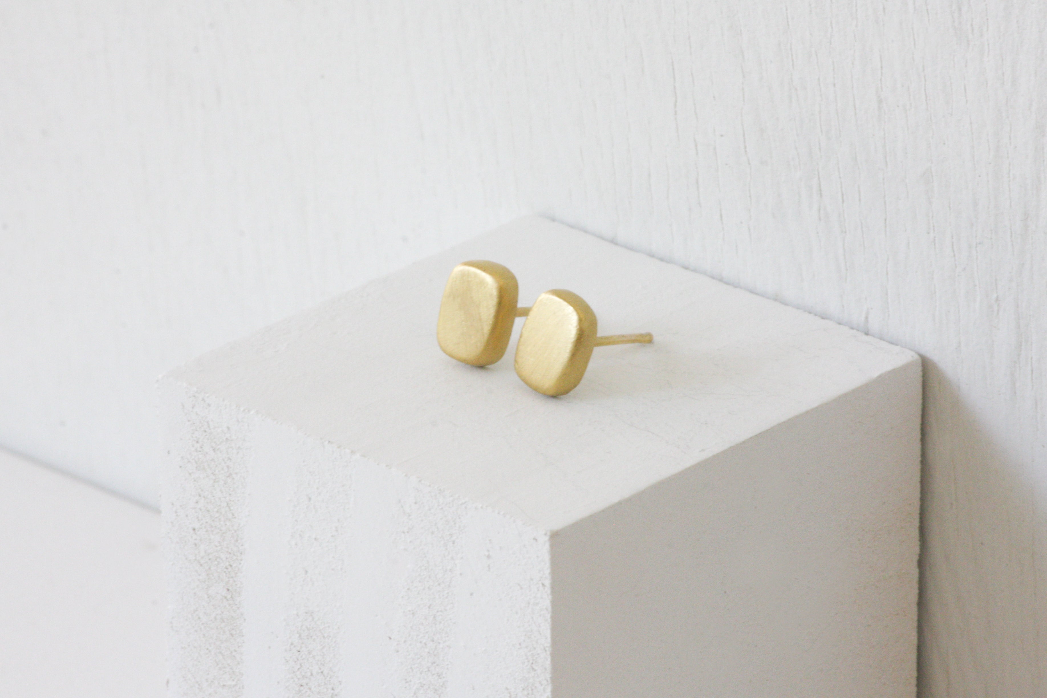 Rounded square shape earrings