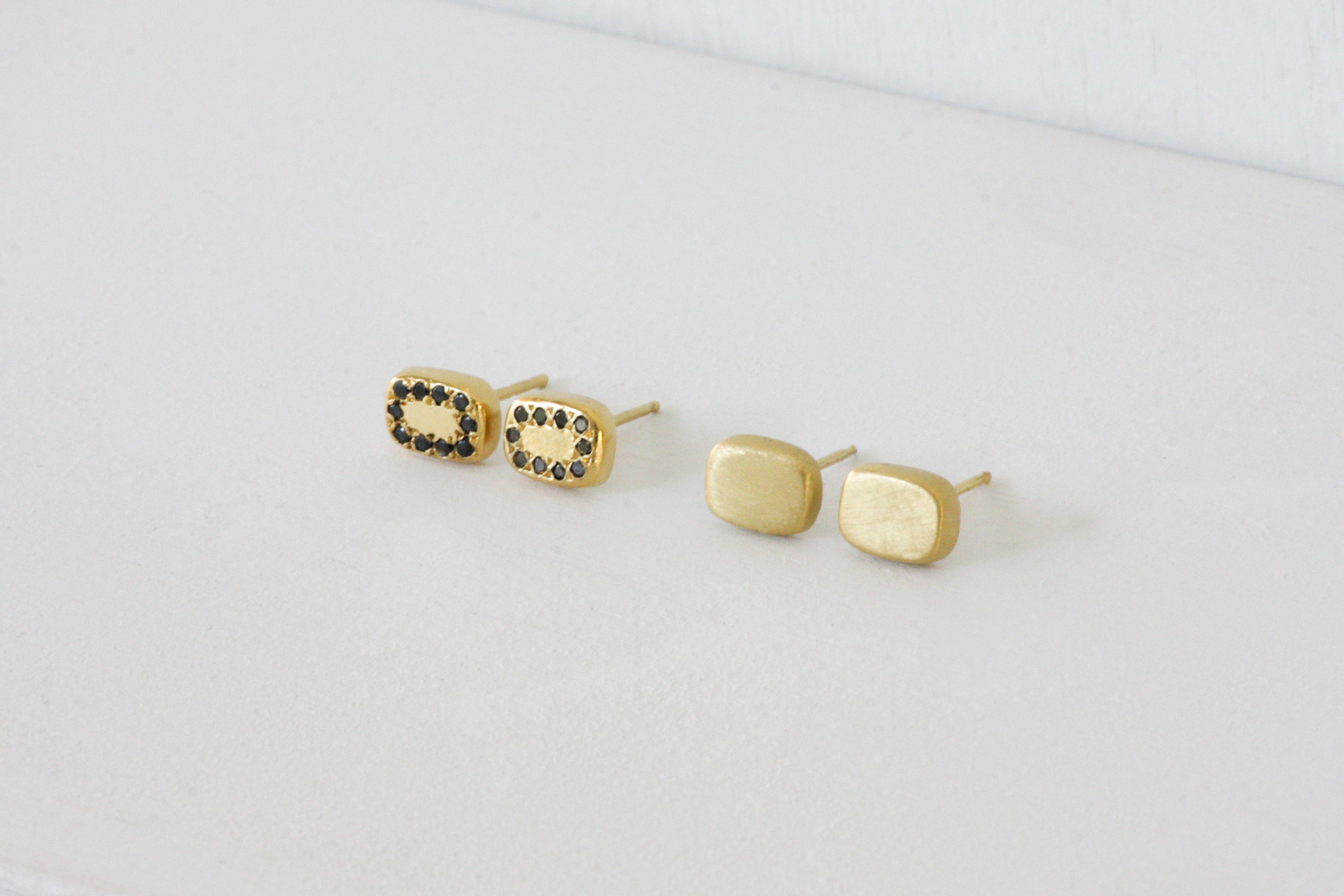 Rounded square shape earrings