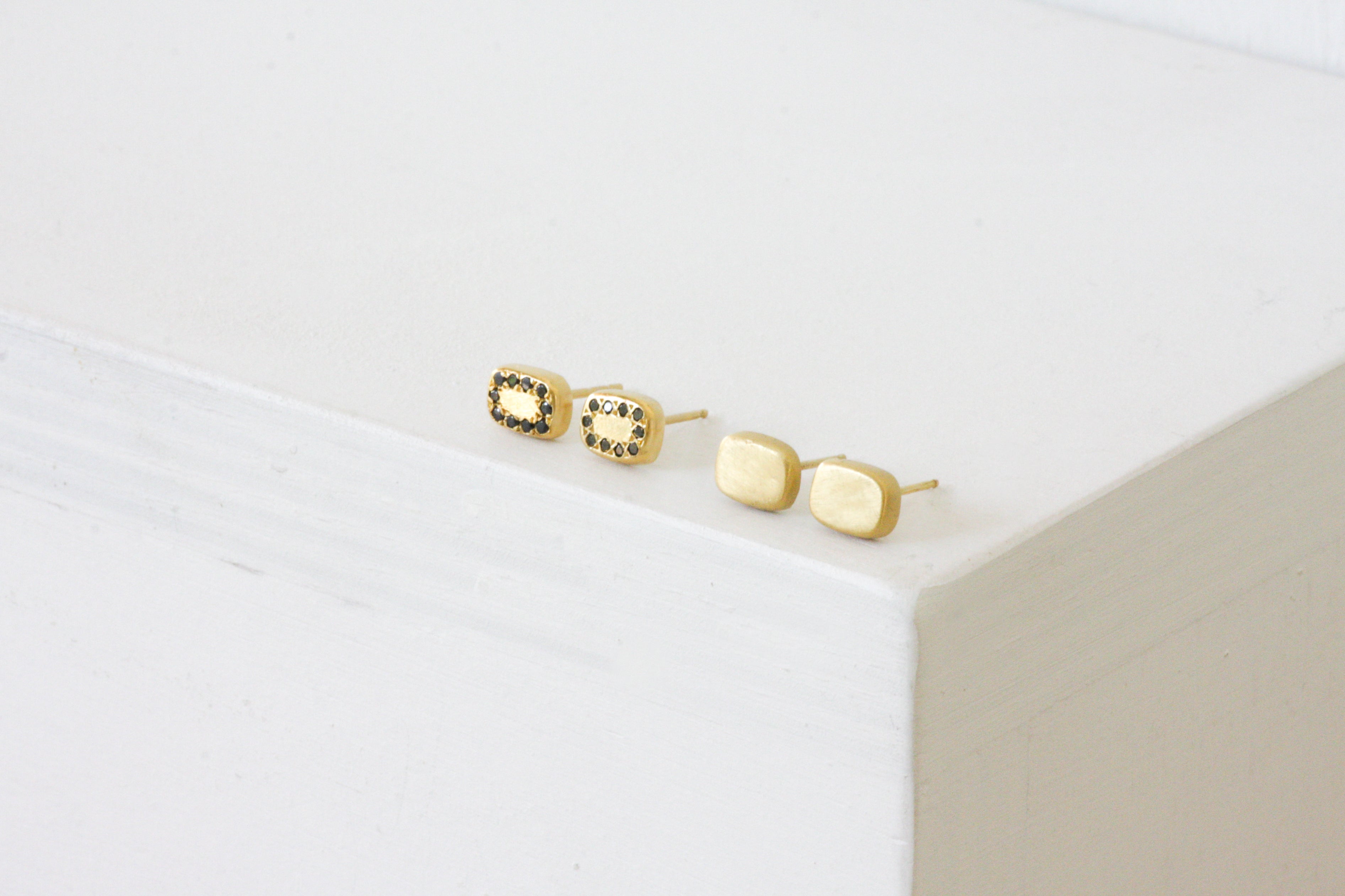 Rounded square shape earrings