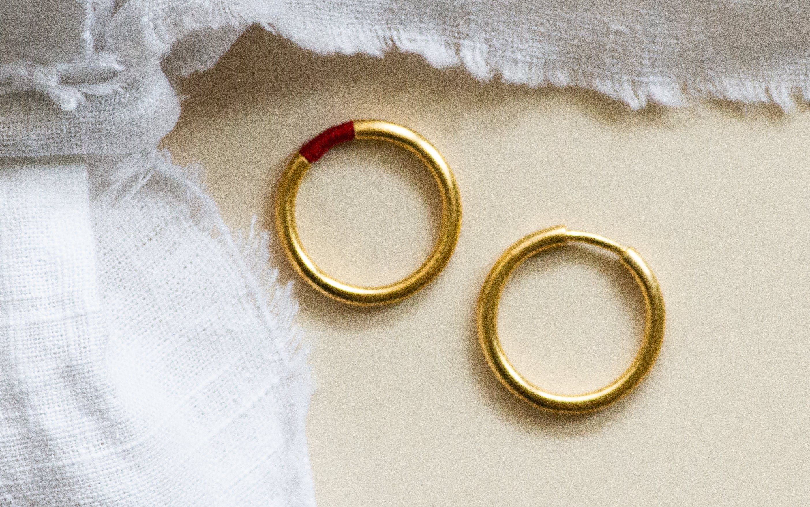 Contemporary Gold & Red Threads Ring