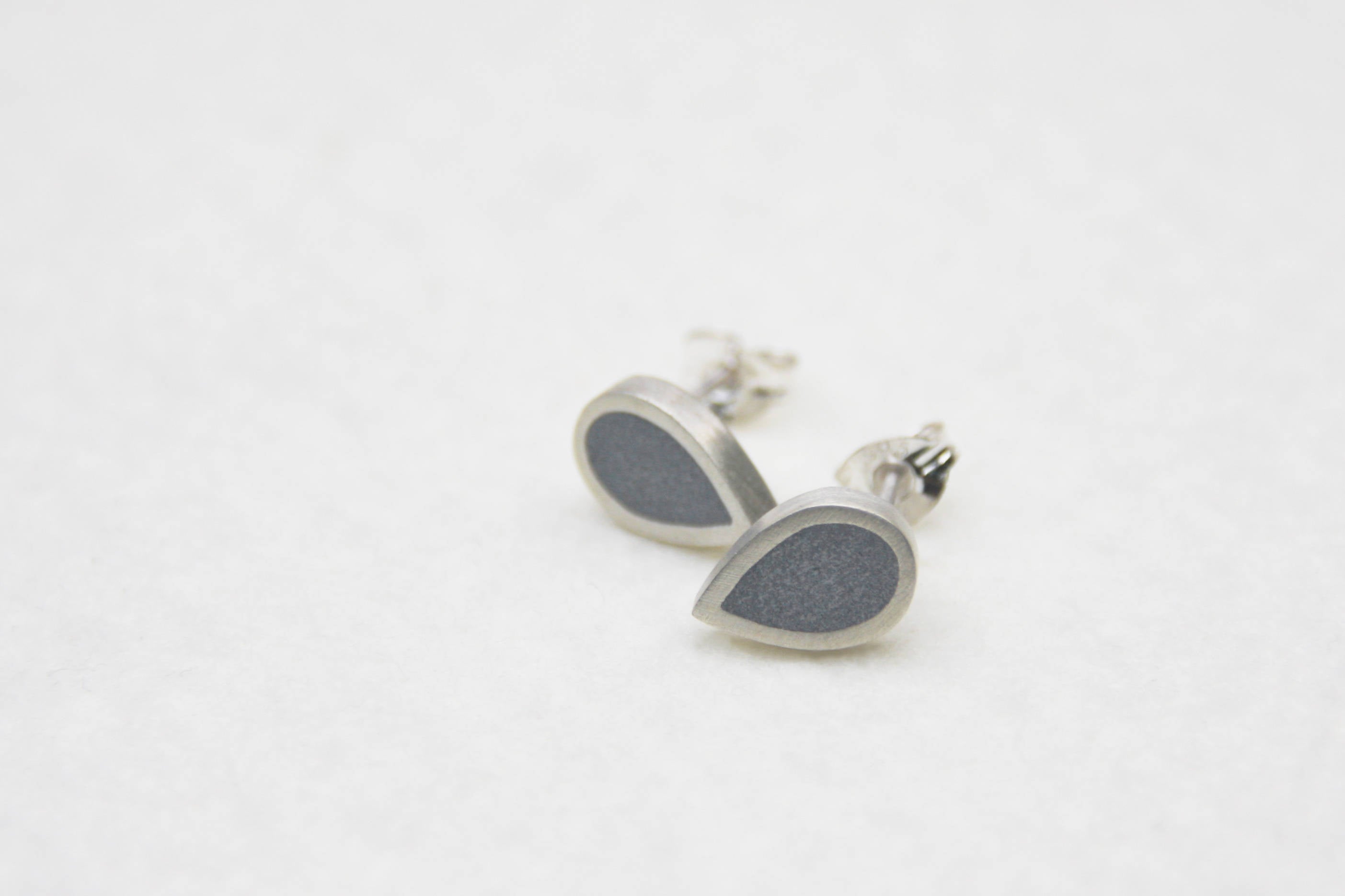 Silver minimalist concrete teardrop shape earrings - hs