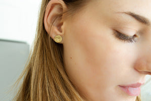 Delicate Round Organic Gold Studs Earrings - hs