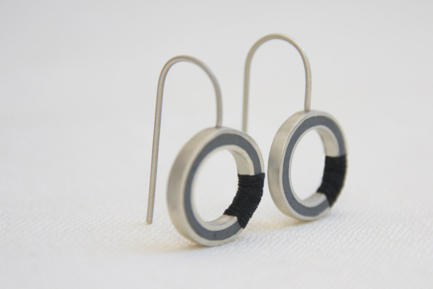 Dangle Silver And Cotton Earrings, Drop Earrings Silver & Concrete, Contemporary earrings - hs